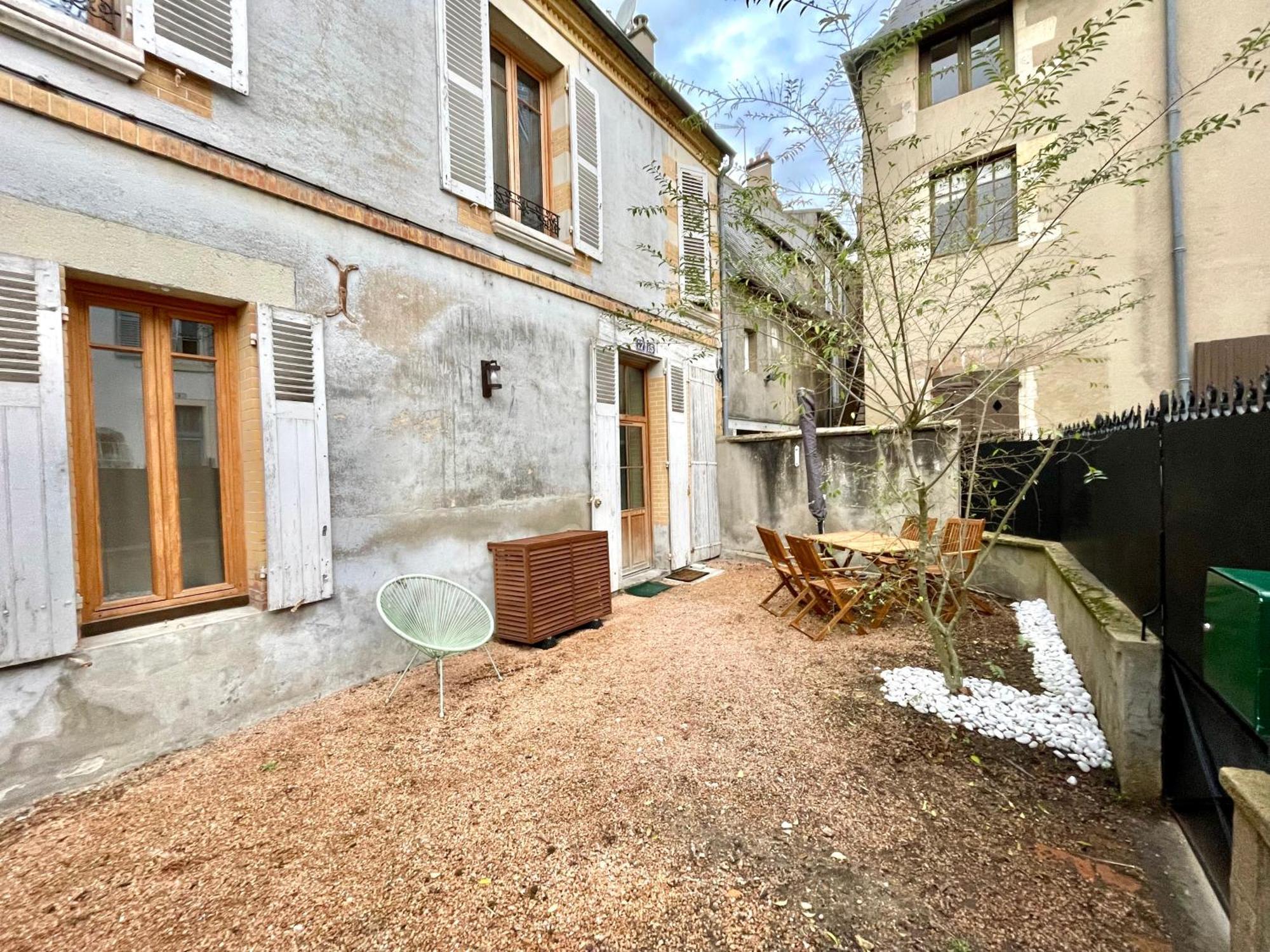 La Maison Des Cours - Wifi - Centre Ville Moulins  Exterior foto